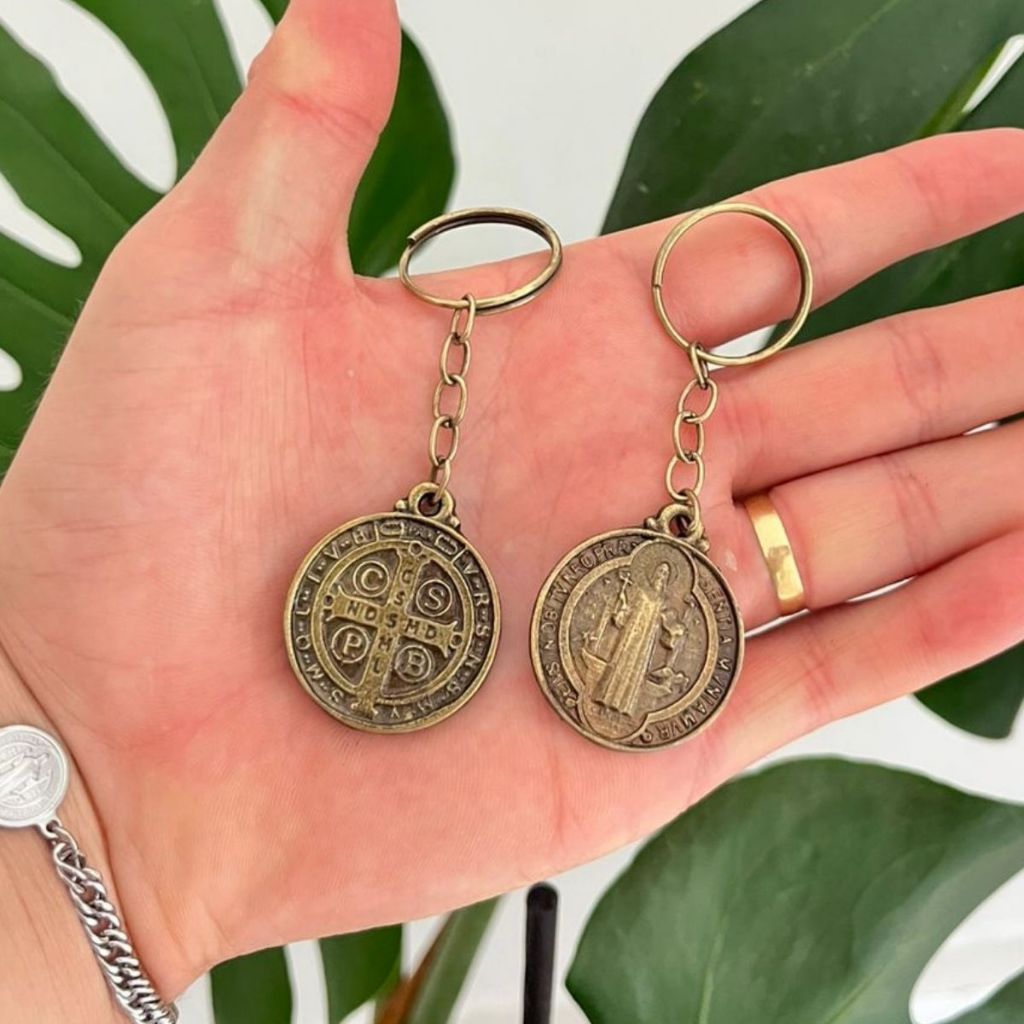 Chaveiro Medalha De São Bento Kit 2 Chaveiros Ouro Velho Proteção Divina