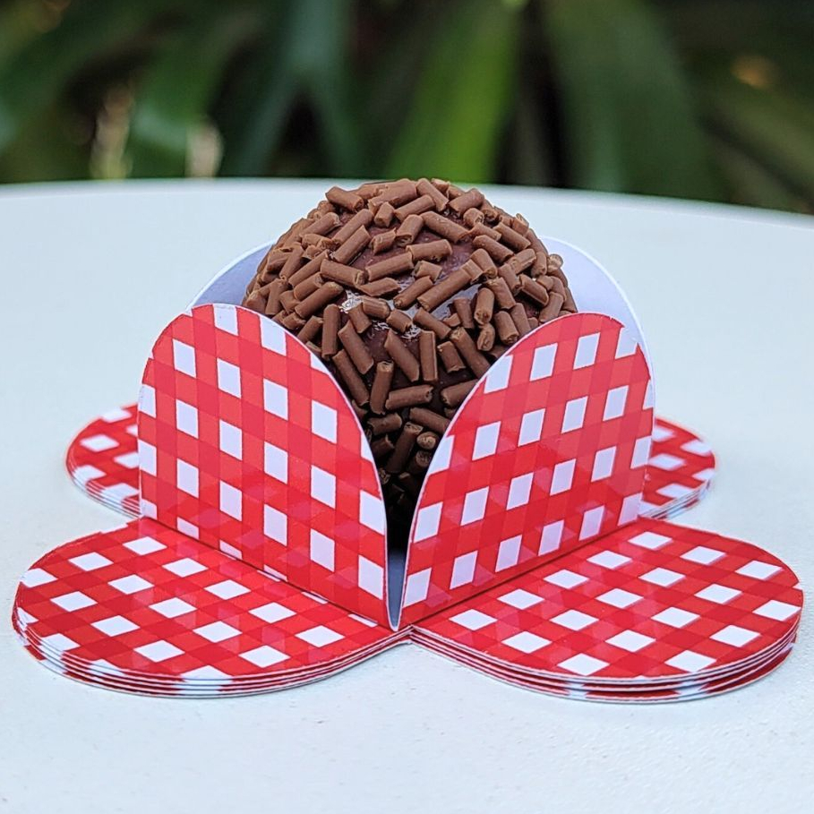 Forminha de Doce Brigadeiro, Beijinho 4 Pétalas Festa, Aniversário, Lembrancinha, Infantil Xadrez Vermelho