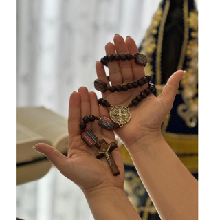 Terço de Contemplação dos Mistérios Crucifixo em Madeira Medalha de São Bento em Bronze em Oferta na Shopee