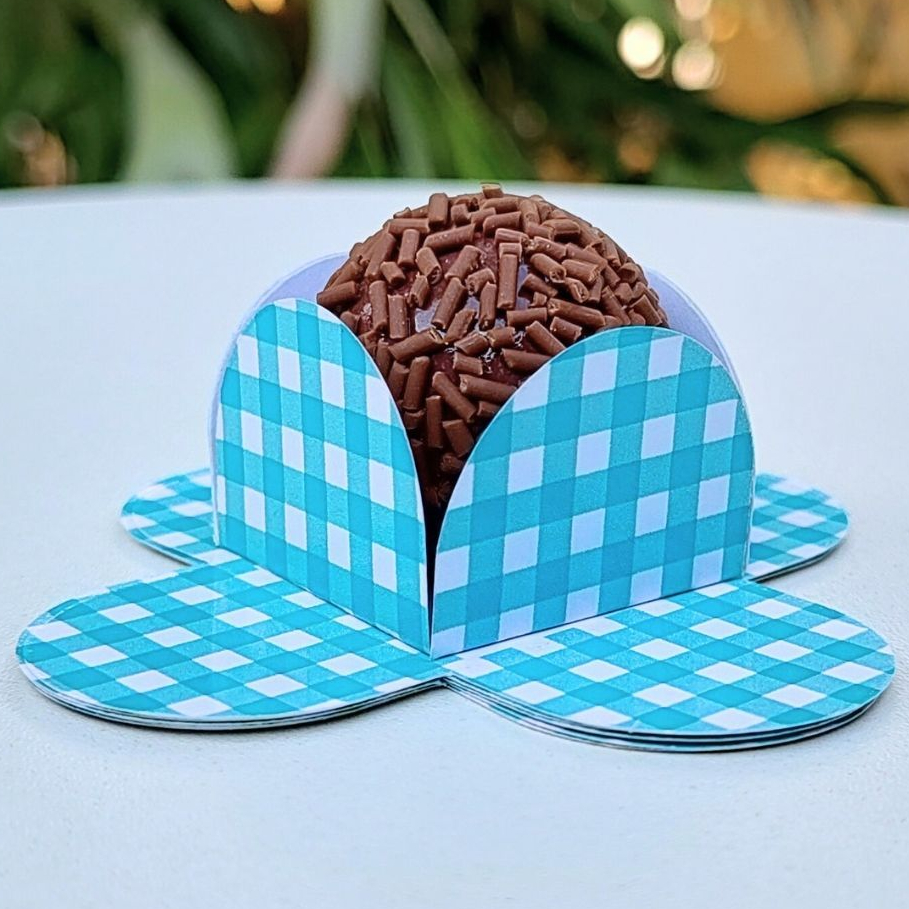 Forminha de Doce Brigadeiro, Beijinho 4 Pétalas Festa, Aniversário, Lembrancinha, Infantil Xadrez Azul