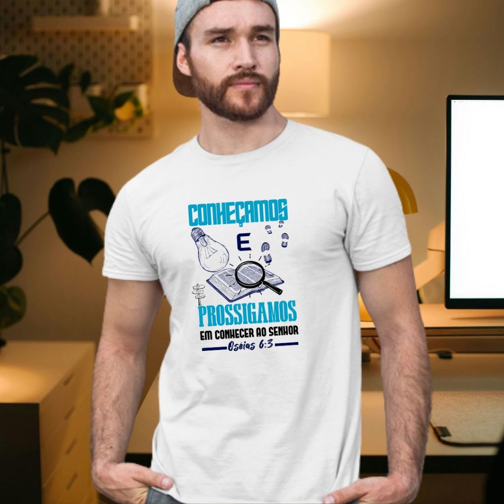 Camiseta Branca Católica com Estampa Sem Toque | Conheçamos Prossigamos | Em Poliéster e Elastano, Confortável, Macia