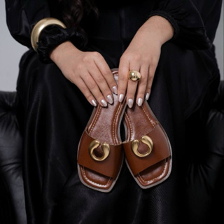 Slide Feminino Rasteiro Elegante com Fivela Dourada Moderna Confortável em Oferta na Shopee