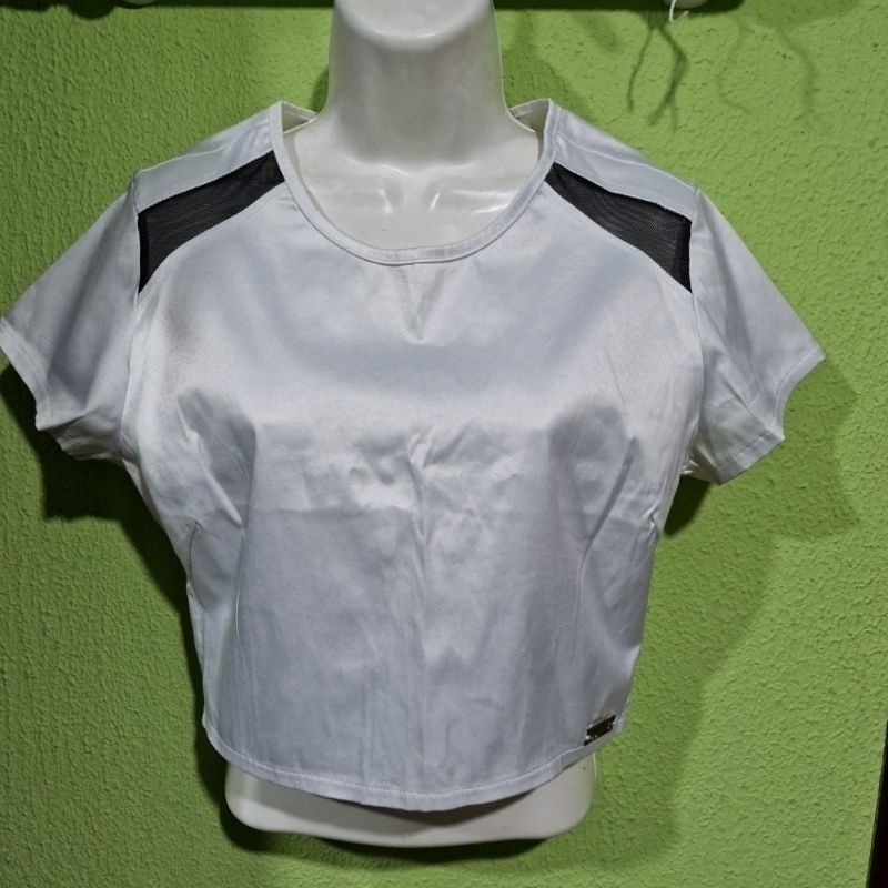 blusa cropped branca cetim G usada desapego brecho