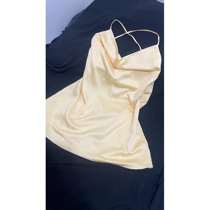 Vestido acetinado  lila (com saia soltinha)