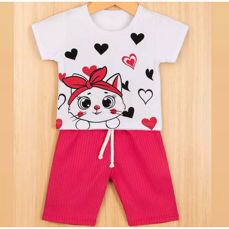 Conjunto Bebê Menina Gatinha – Camiseta com Corações + Shorts