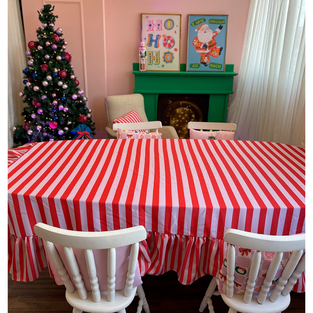 Toalha de Mesa Luxo com Babados 6 Lugares Mag Merry Listrado Natal Vermelho e Rosa Oferta Decoração