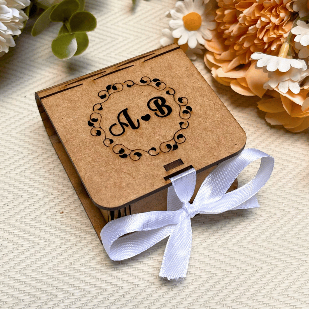 Kit 50 Lembrancinha Casamento Noivado Caixa Personalizada Iniciais Casal MDF Caixinha Pegue e Monte