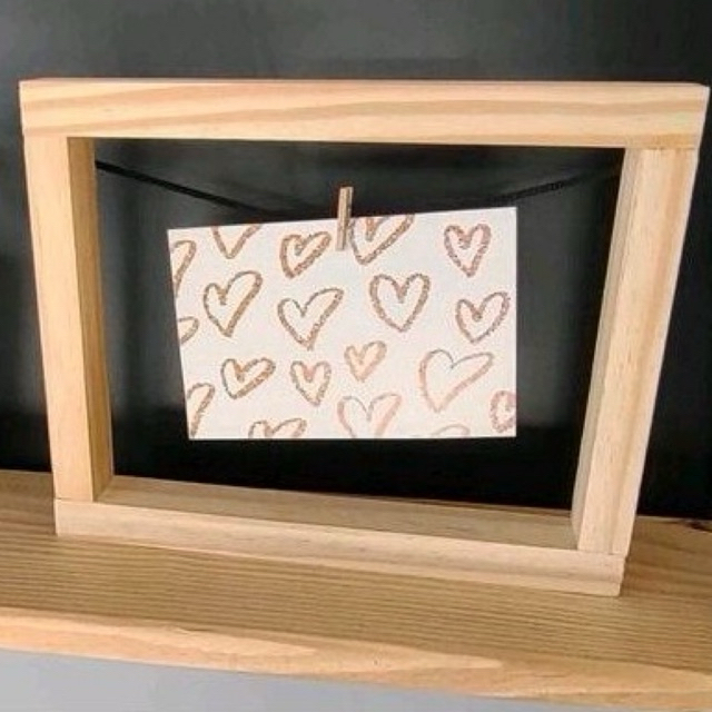 porta retrato estilo varal de pinus com prendedor para fotografias polaroid