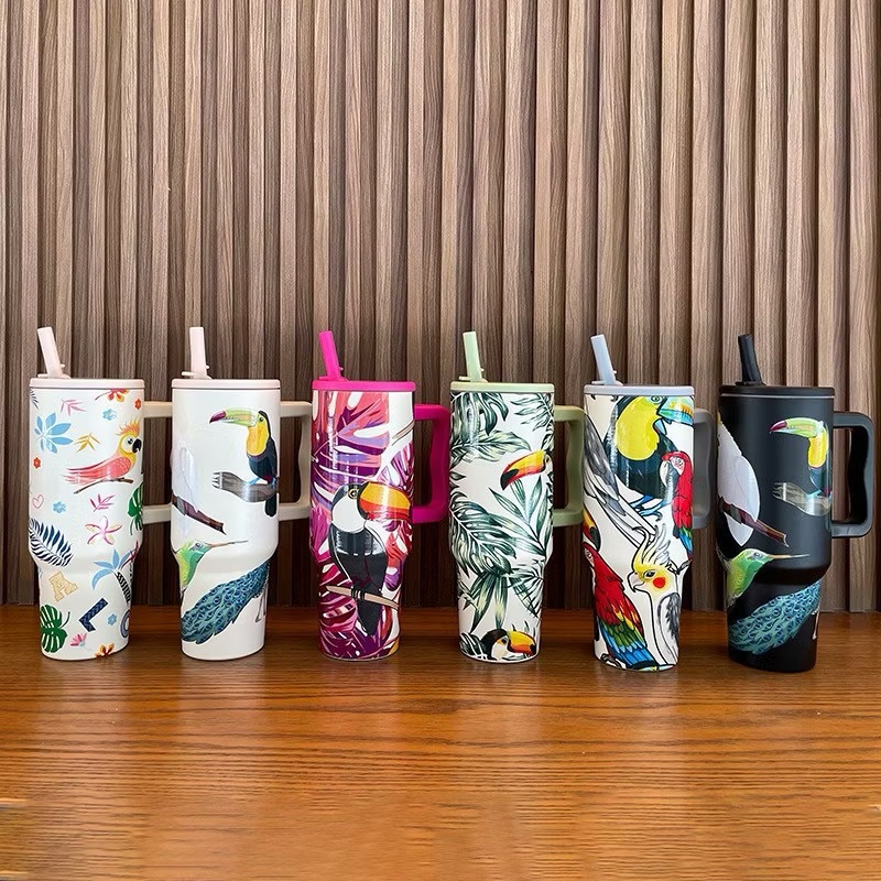 COPO TERMICO DE 1200ML COM ALÇA E CANUDO ESTAMPADO BIRDS PASSAROS TUCANO ARARAS FAM FAUNA//Bico de canudo oculto em Oferta na Shopee