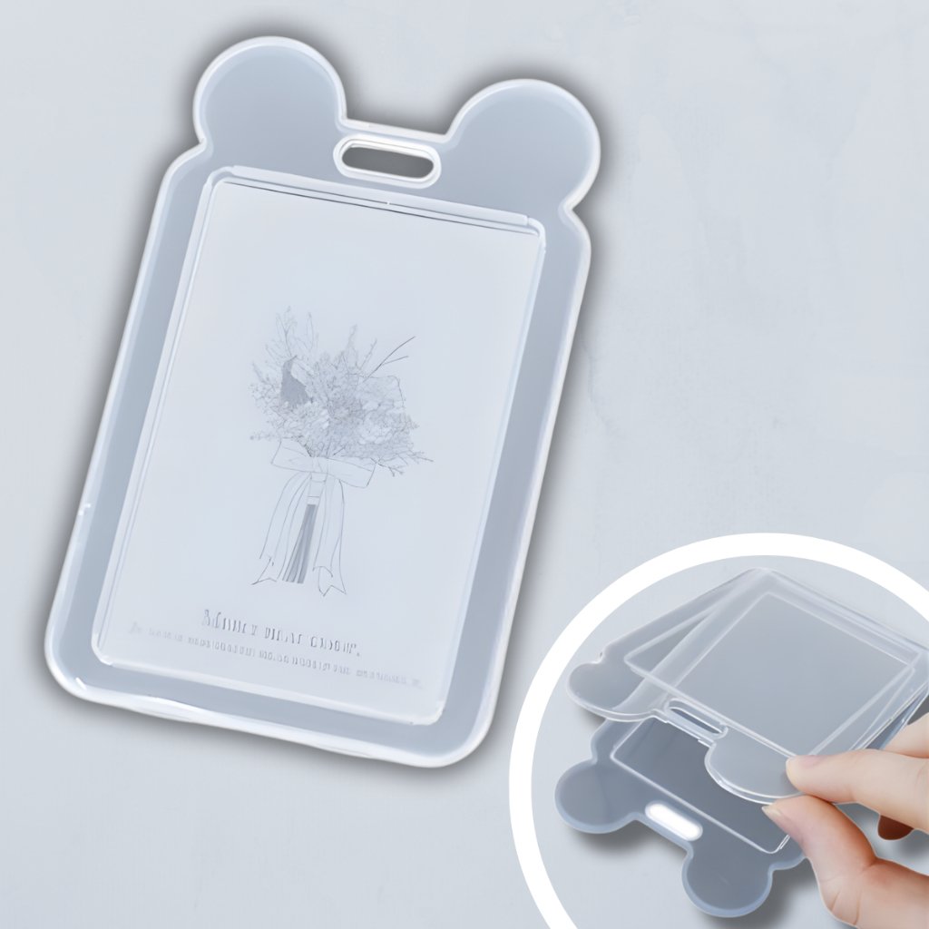 Porta Crachá Suporte Cartão Transparente Rígido Abre Fecha Vertical Urso em Oferta na Shopee