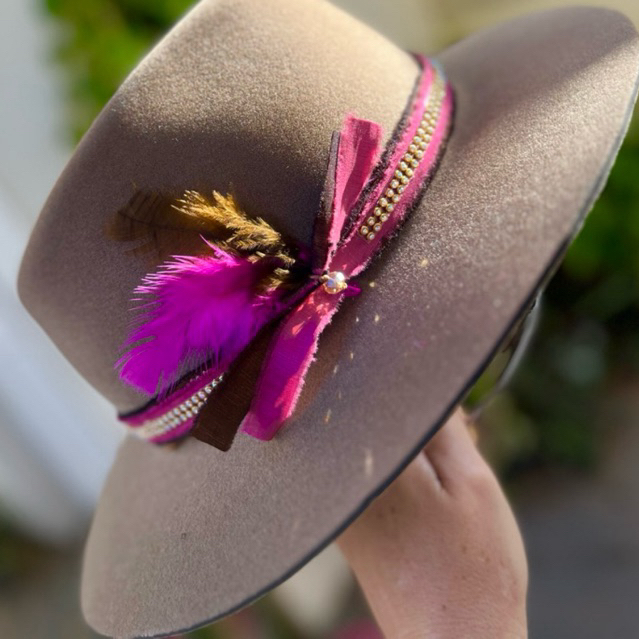 Bandinha pink para chapéu look rodeio boiadeira Ana Castela