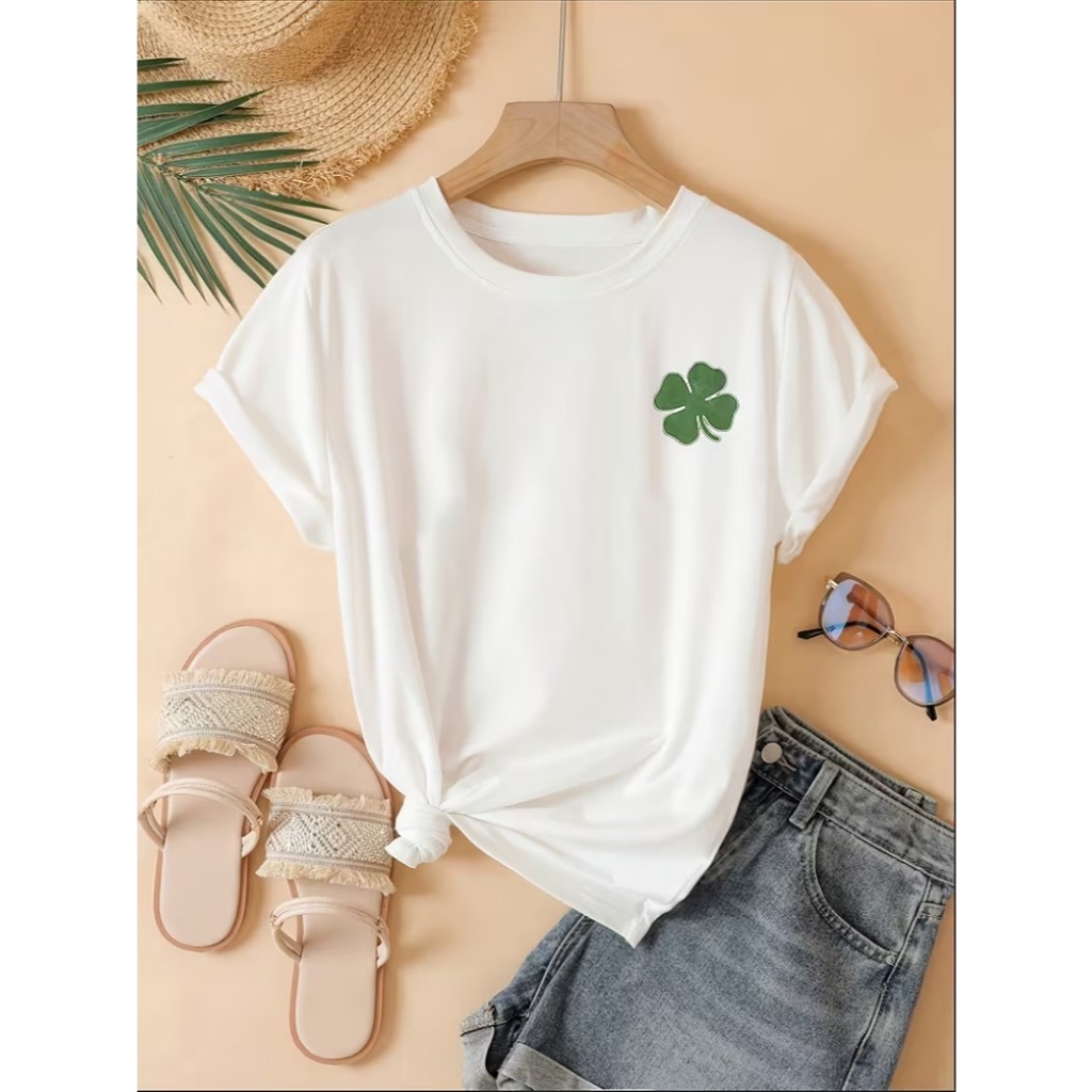 T shirt casual branca com estampa de trevo verde manga curta decote redondo