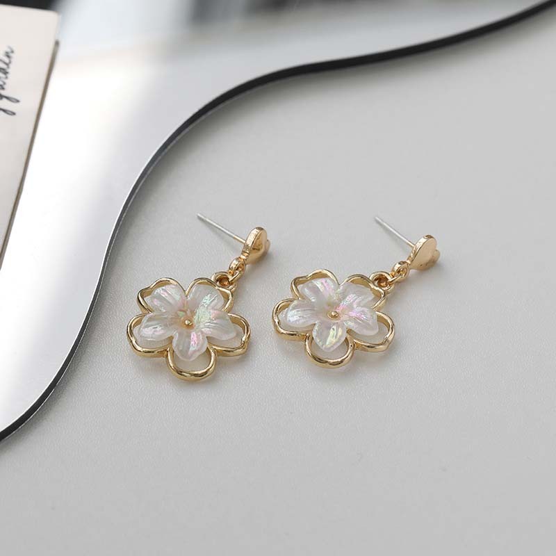Brinco Flor Pendente Dourado Coração Madrepérola Branco Delicado Elegante Moda Presente