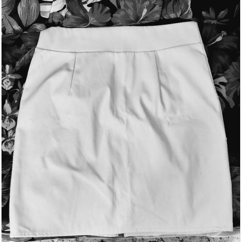 Saia tipo corino.  Da Keby. Tam M. 70%de viscose.  25% de poliamida  e 05% de elastano.  Moda Brechó
