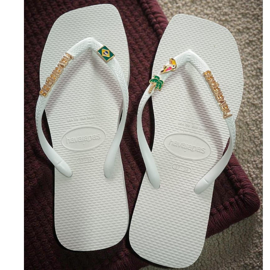 Havaianas Quadrada Branca Personalizada com Pingentes Bandeira Brasil Tucano e Coqueiro