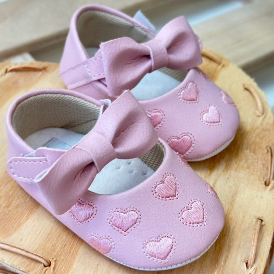 Sapatilha Sapatinho de Bebê Menina Corações Laço Bordada Antiderrapante natal Batizado