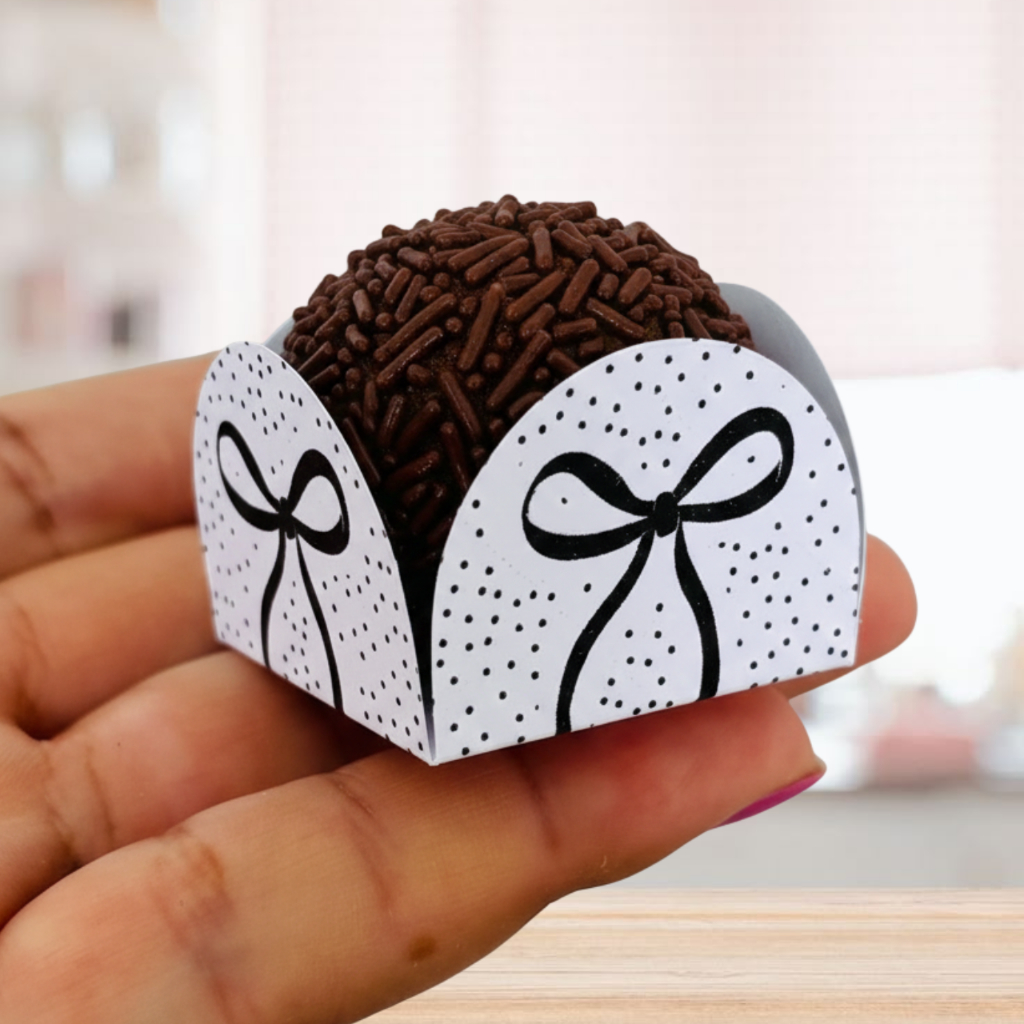 Forminhas Personalizadas Laço Preto de Doce Brigadeiro 4 Pétalas Festa Aniversário