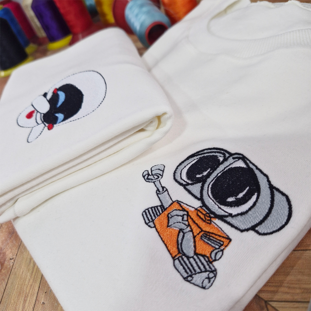 Camiseta Bordada Wall-E e Eva • Unissex • Malha Suedini • Personalizada • INDIVIDUAL