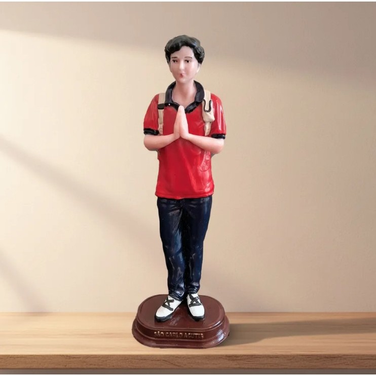 Imagem São Carlo Acutis 15cm Resina, Escultura Religiosa Católica, Padroeiro Jovens Estudantes, VT