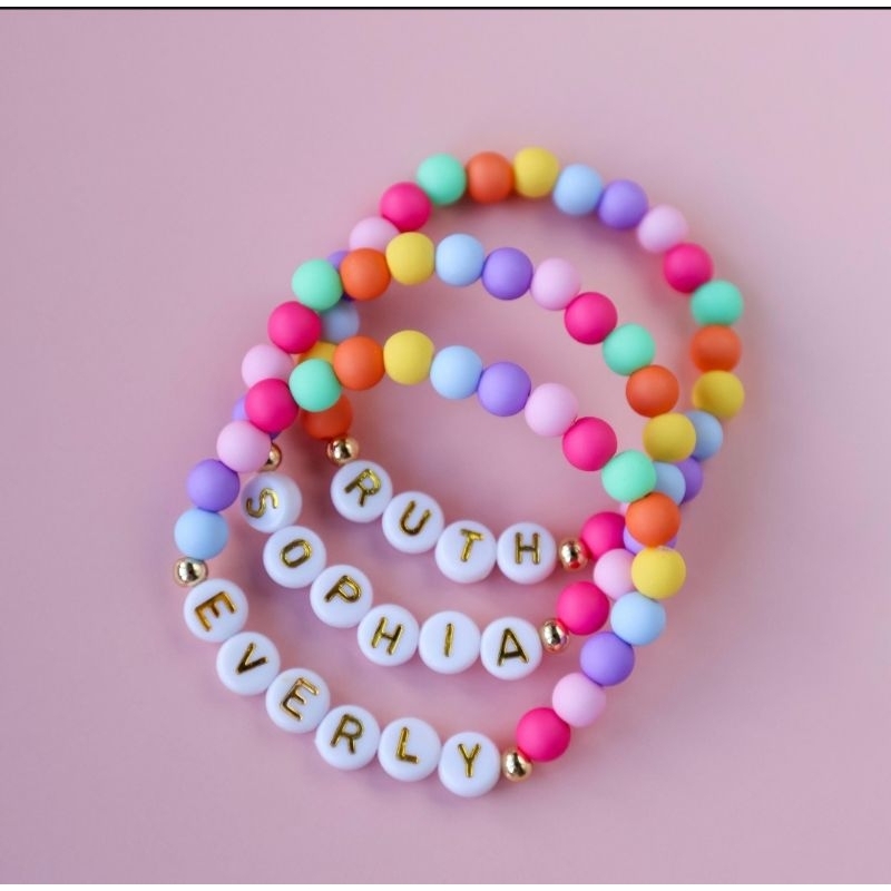 Pulseira bracelete contas coloridas personalizada com nome em Oferta na Shopee