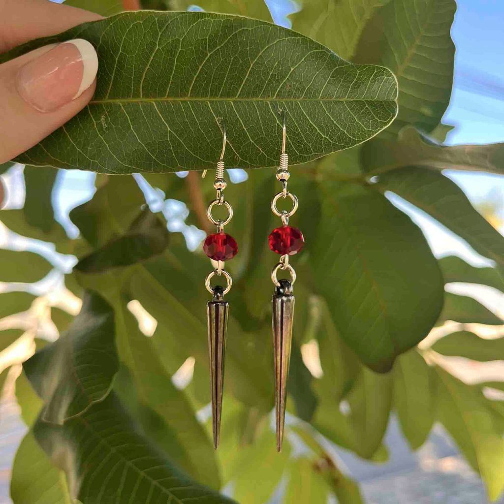 Brinco Spike com Cristal Vermelho Estilo Gótico e Alternativo