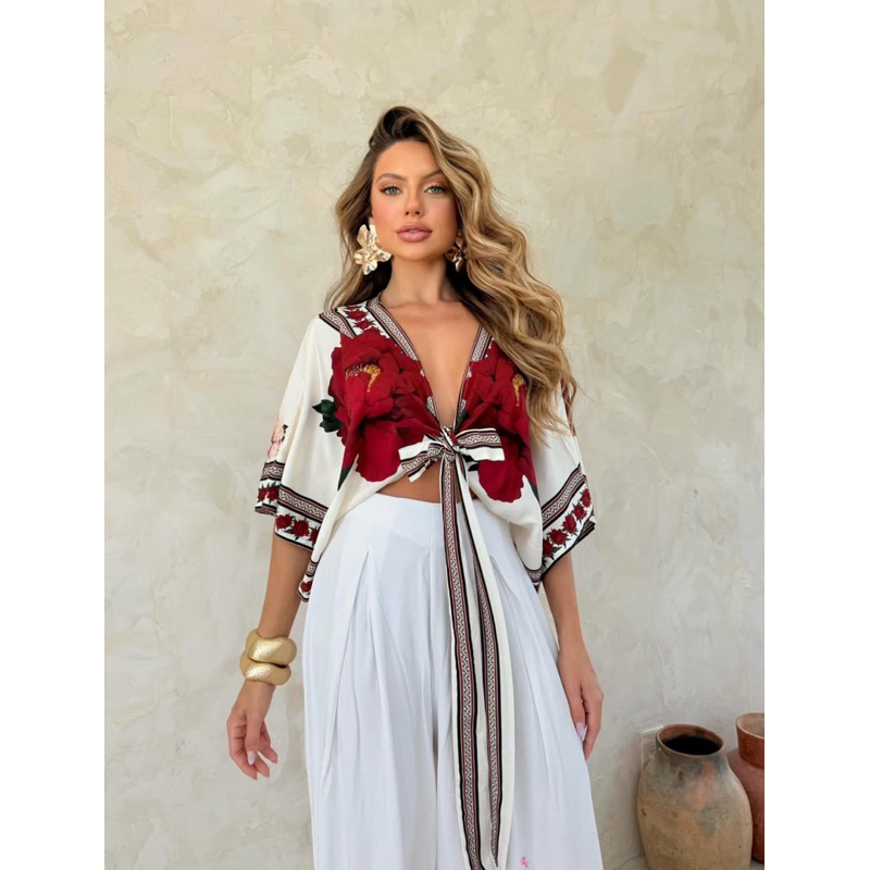 Cropped morcego coleção festas natal ano novo estampa floral vermelha e dourada réveillon
