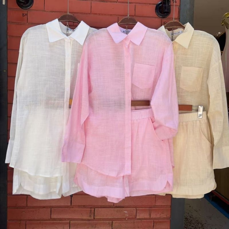 🔥 _ARRASE NO VERÃO COM ESTILO! 🌞👗_  
_Conjunto em Linho Importado - Camisa e Short Casual Elegante_  

✅ Confortável e leve, ideal para os dias quentes de verão.  
✅ Estilo sofisticado que valoriza qualquer look.  
✅ Tecido de alta qualidade, perfeito par