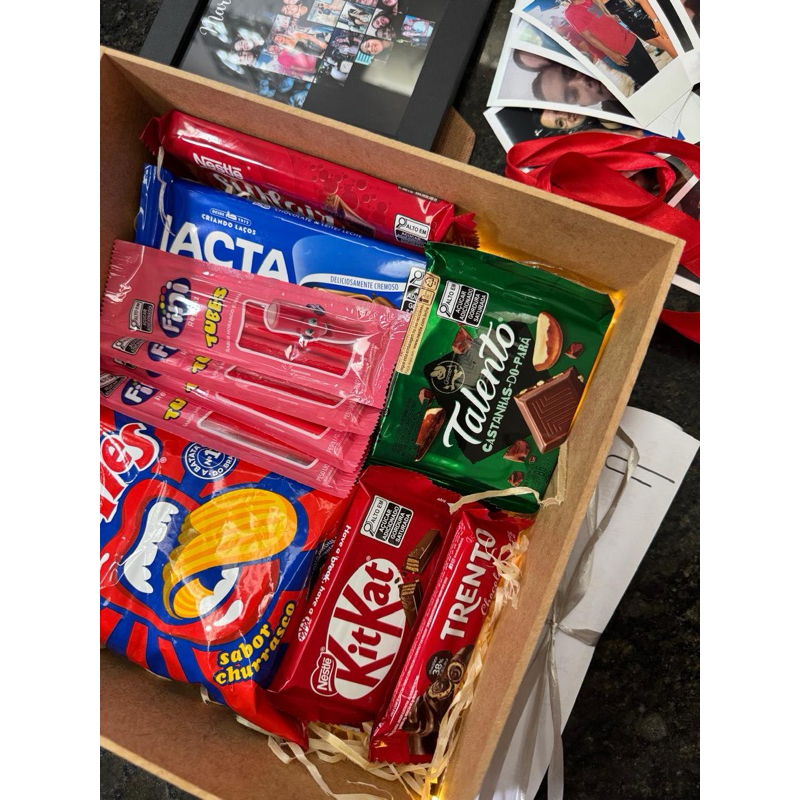 Caixa personalizada com doces, fotos e quadro - cesta para presente namorados | Presente Dia dos Namorados