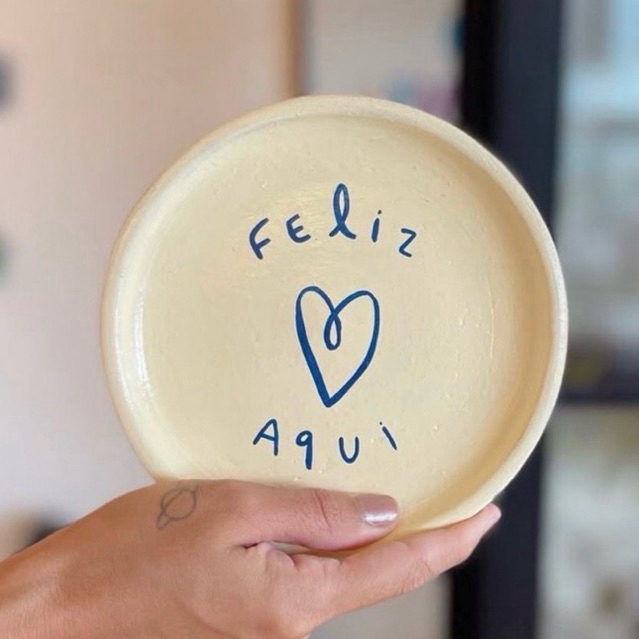 Prato Decorativo Cerâmica Artesanal "Feliz Aqui" - Parede ou Porta Joias Boho