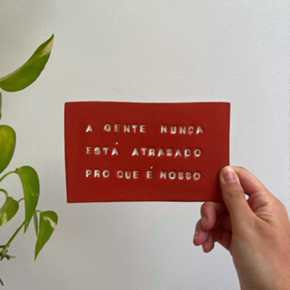 Plaquinha "A Gente Nunca Está Atrasado pro que é Nosso" - Decoração em Cerâmica Fria em Oferta na Shopee