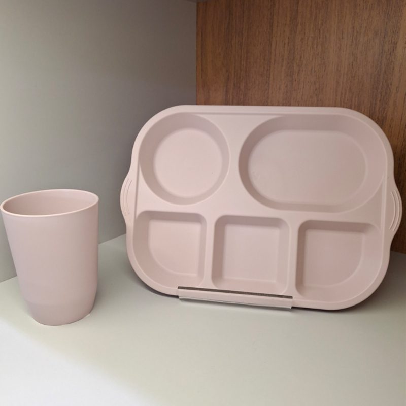 Kit Refeição Simples & Prático – Prato com 3 Divisórias + Copo • Para Refeições Organizadas do Dia a Dia