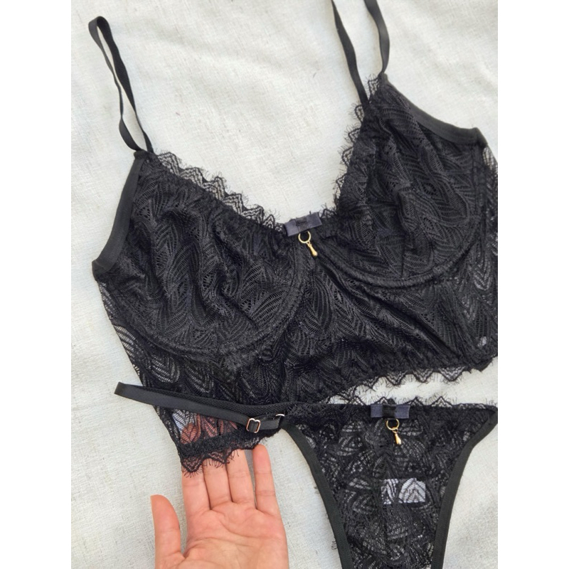 Conjunto Calcinha Fio Dental De Renda Com Sutiã Cropped De Renda Sem Bojo Com Aro Lingerie
