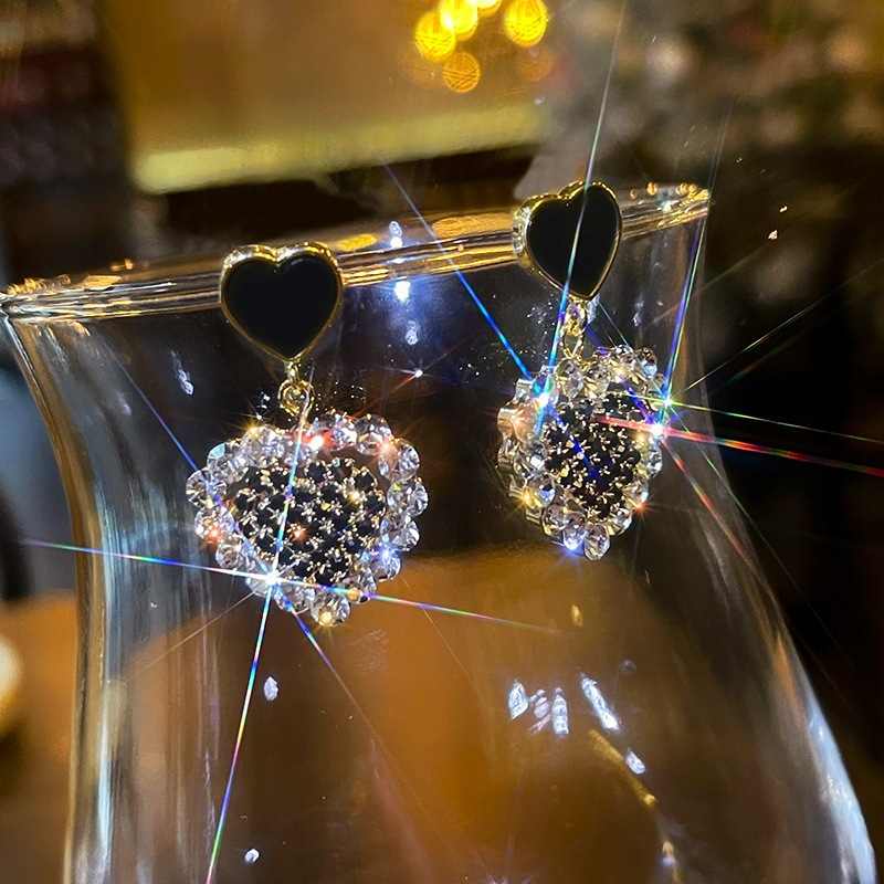 Brincos pretos em formato de coração, banhados a ouro e adornados com strass brilhantes em Oferta na Shopee