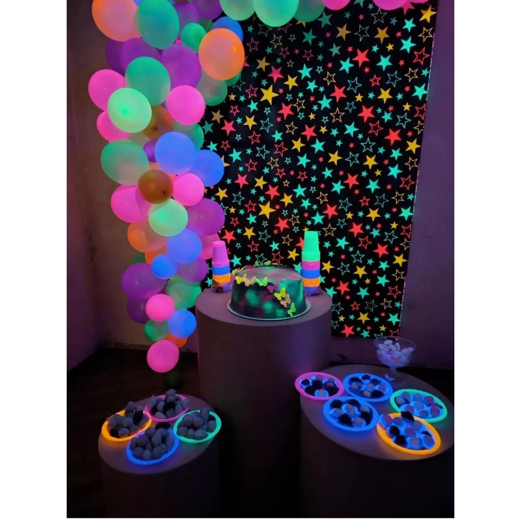 Kit neon brilha na luz negra com baloes neon. 100 baloes 100 copos 50 pratos 50 garfos  neon