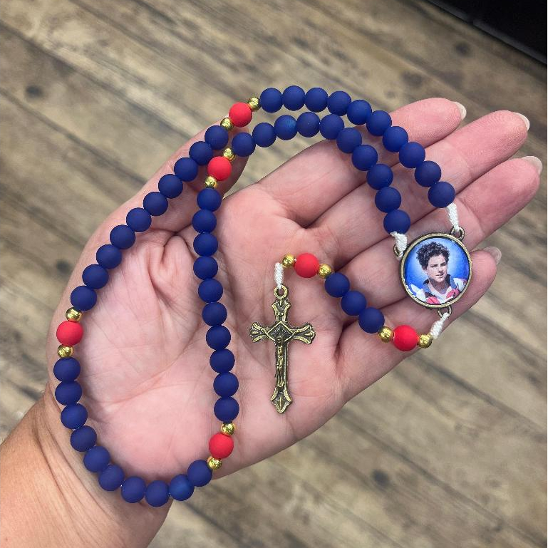 Terço São Carlo Acutis Emborrachado/ Medalha resinda/ Cruz em Metal Bronze em Oferta na Shopee