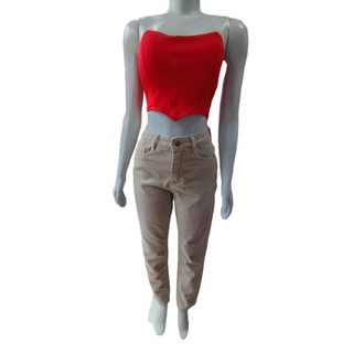 cropped tomara que caia vermelho e calça jeans bege