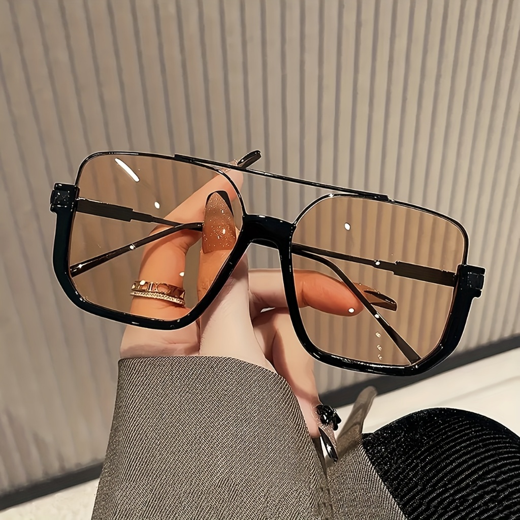 Óculos de Sol Feminino Oversized 💋 Estilo Retrô Moderno - Armação Preta e Lentes Douradas UV400 em Oferta na Shopee