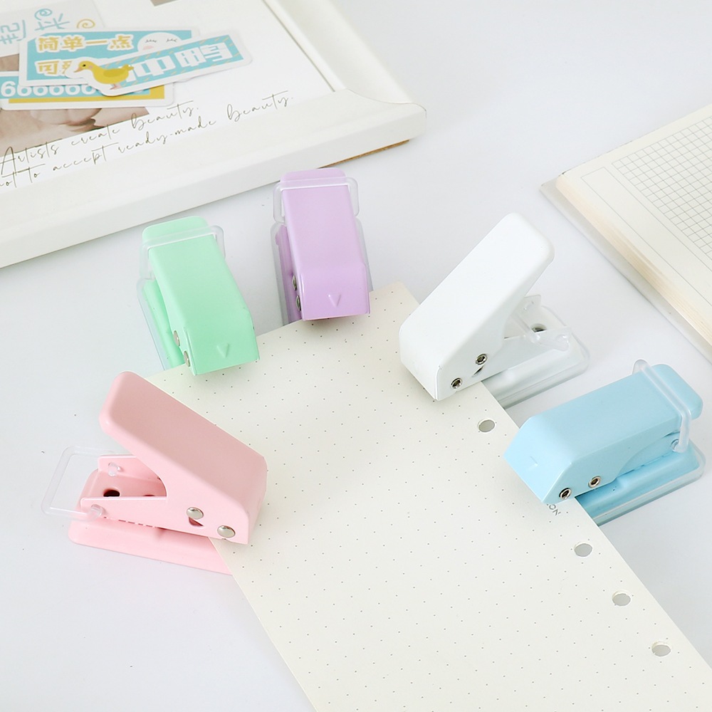 Mini Perfurador Manual 6mm - Papelaria DIY Estudante! Furo redondo pequeno para folhas soltas, prático e portátil em Oferta na Shopee