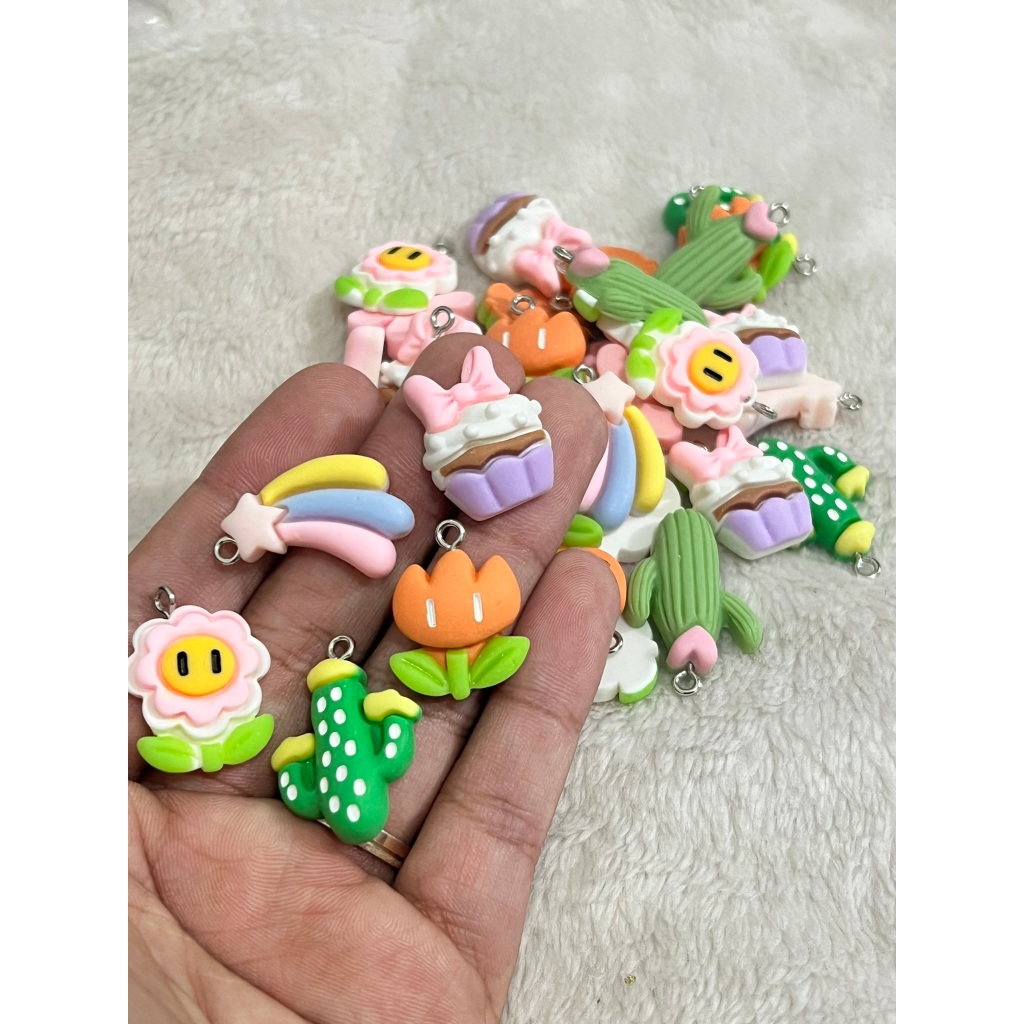 Kit 10 Pingentes Cute em Resina – Flores, Cactos e Arco-Íris para Chaveiros e Artesanato