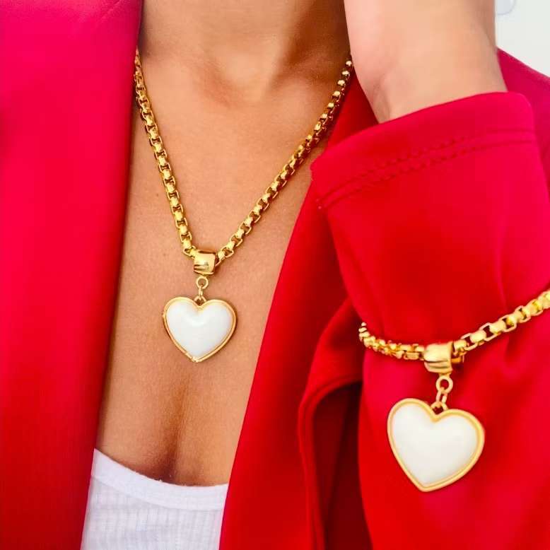 Colar com Pingente Abraço - Dourado Banhado a Ouro: Elegância e Simbolismo prataepreto em Oferta na Shopee