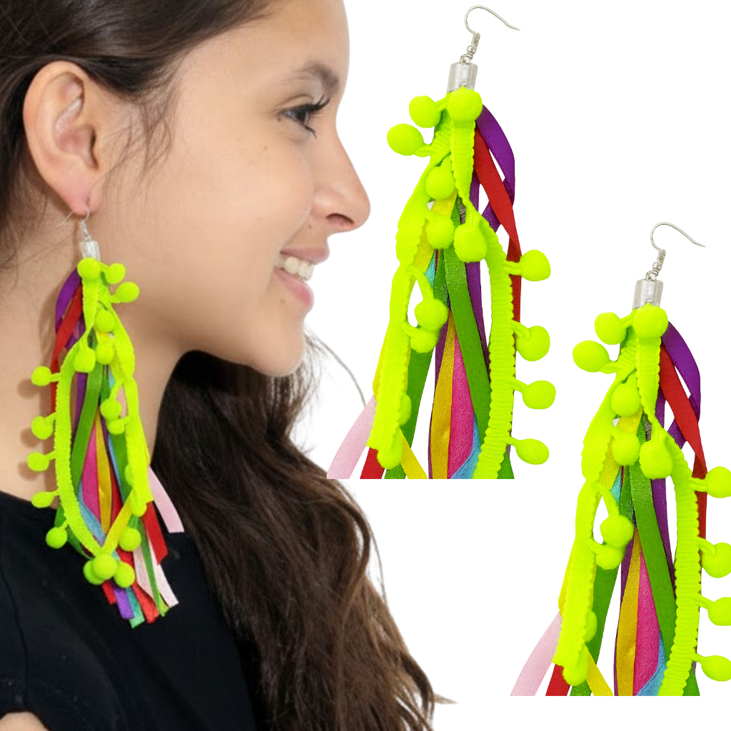 Brinco Fitas Cetim Coloridos Acessório Leve Para Fantasia Par Com Pompom Festa Eventos Carnaval Bloco Folia Fio Seda