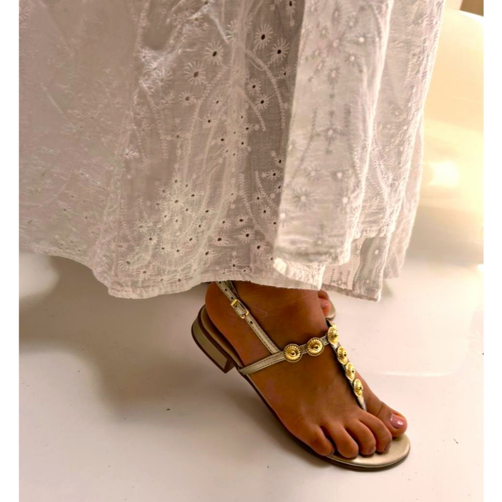 Sandália Feminina Salto Baixo Rasterinha Dourada Detalhe Moeda Saltinho em Oferta na Shopee