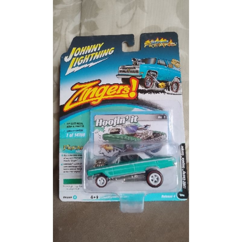 Miniatura Carrinho Johnny Lightning Zingers 1962 Chevy Impala Coupê