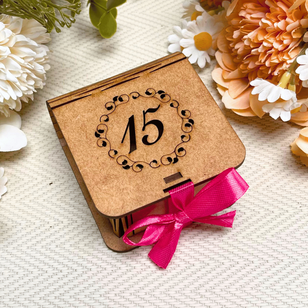 Kit 30 Caixa Lembrancinha Aniversário 15 Anos Personalizada MDF 5x5x4 Caixinha Com Fita Debutante