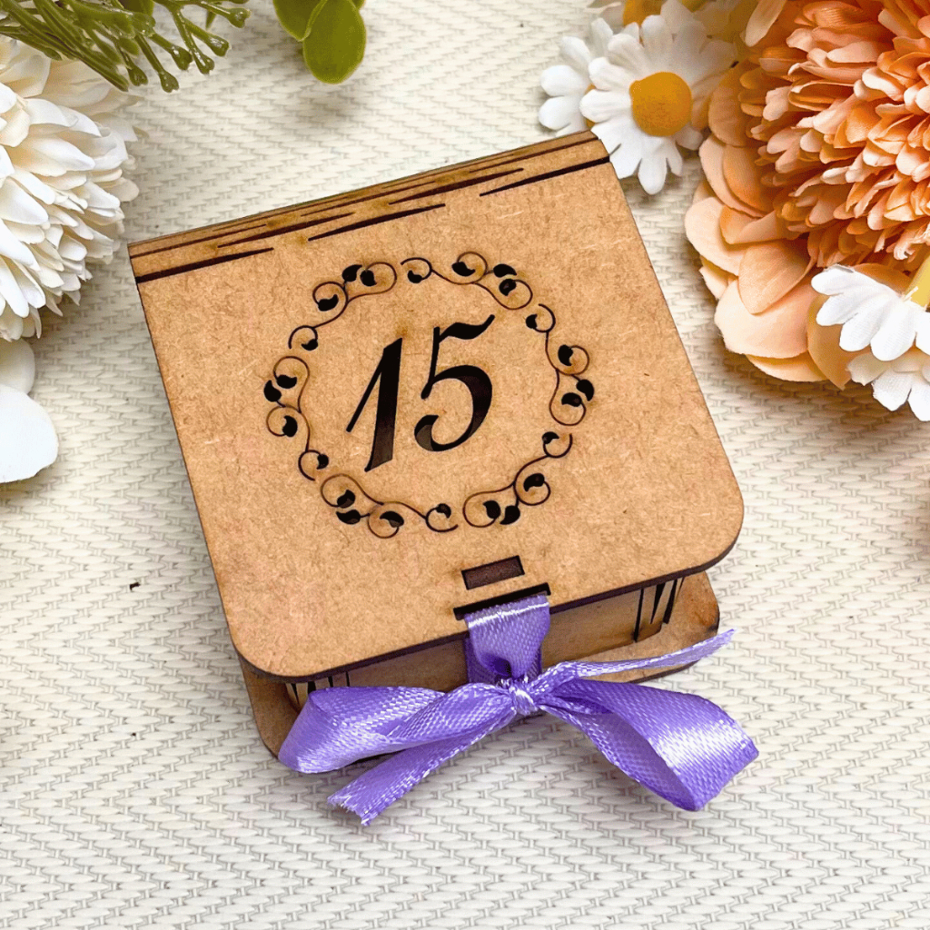 Kit 100 Caixa Lembrancinha Aniversário 15 Anos Personalizada MDF 5x5x4 Caixinha Com Fita Debutante em Oferta na Shopee