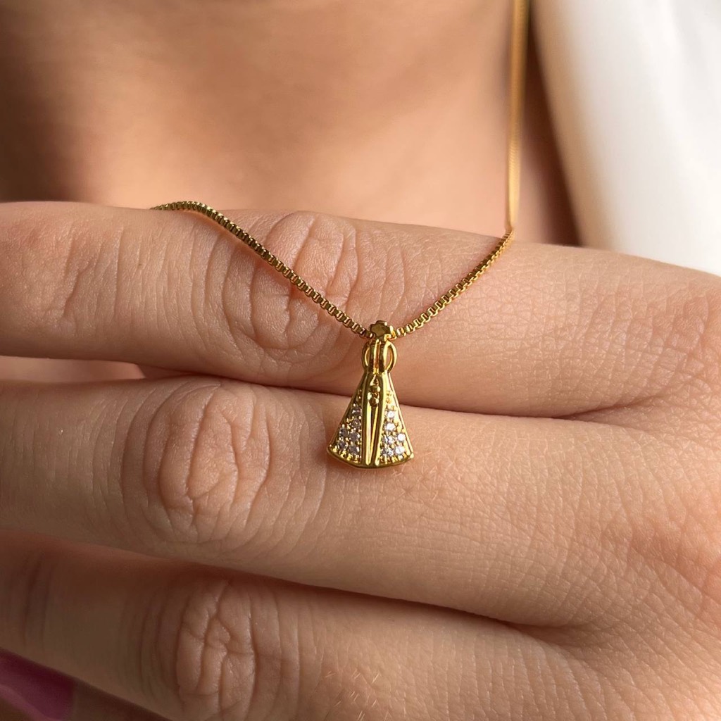 COLAR FEMININO PINGENTE SANTINHA NOSSA SENHORA APARECIDA CORRENTE FINA FOLHEADO A OURO 18K