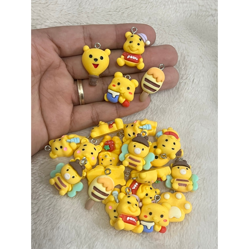 Kit 5 Pingentes Ursinho Pooh em Resina – Para Lembrancinhas, Bijuterias e Artesanato