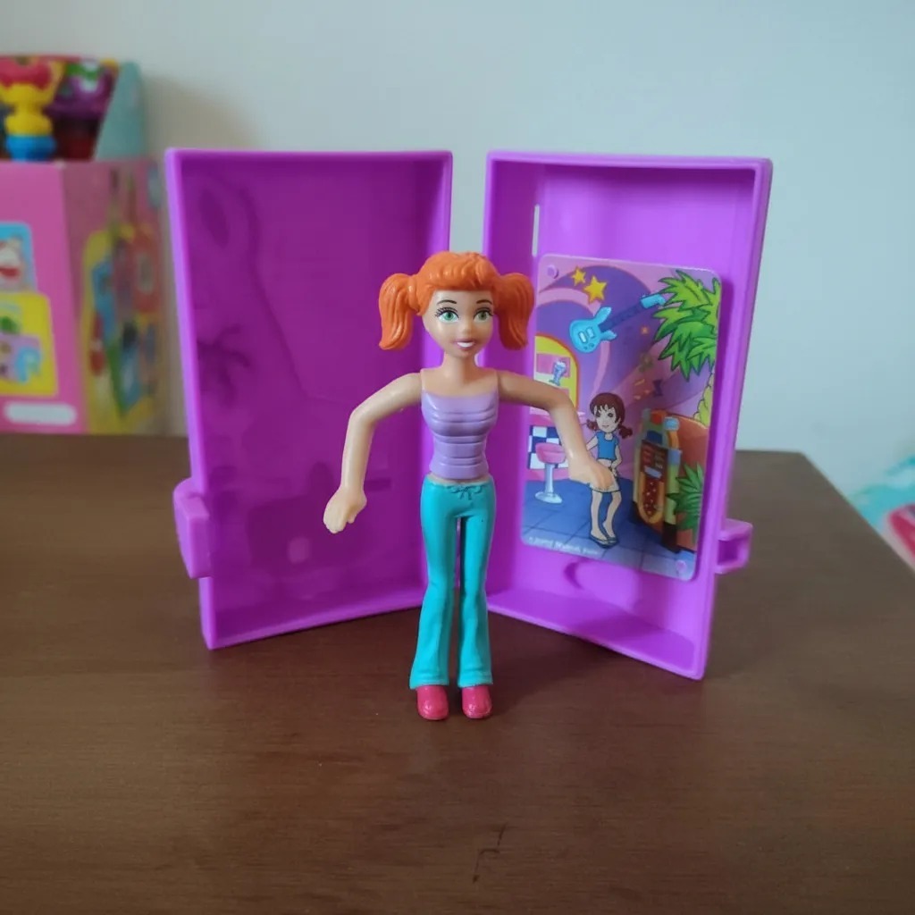 Boneca Polly Pocket Com Estojo Maleta TIPO MP3 POLLY MORENA MINI MALETINHA ROXA COLEÇÃO Mc Donalds Mequi LANCHE (Usado)