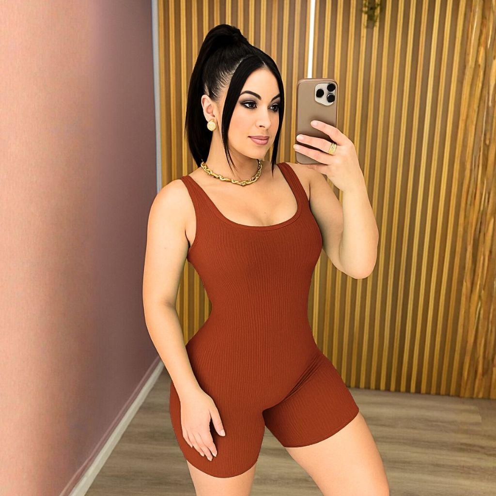 Macacão Curto Feminino Nude Anarruga Confortável Ajuste Perfeito Moda Casual Elegante Look Versátil e Estiloso Dia a Dia