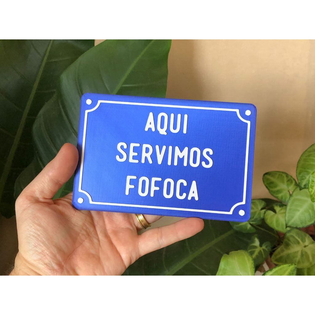 Placa Decorativa “Aqui Servimos Fofoca” (15x10cm) Plaquinha em PLA escrita Relevo imita Placa de Rua